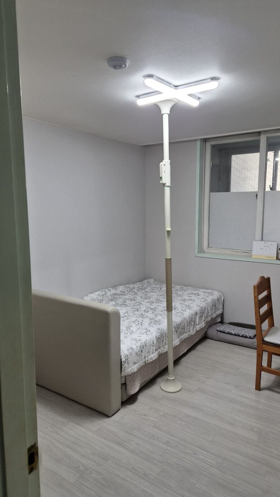 마포 재가복지와 함께 안내하는 복지용구 참고사진 - 침대 옆 바닥과 천장 사이에 고정한 기둥형 안전손잡이